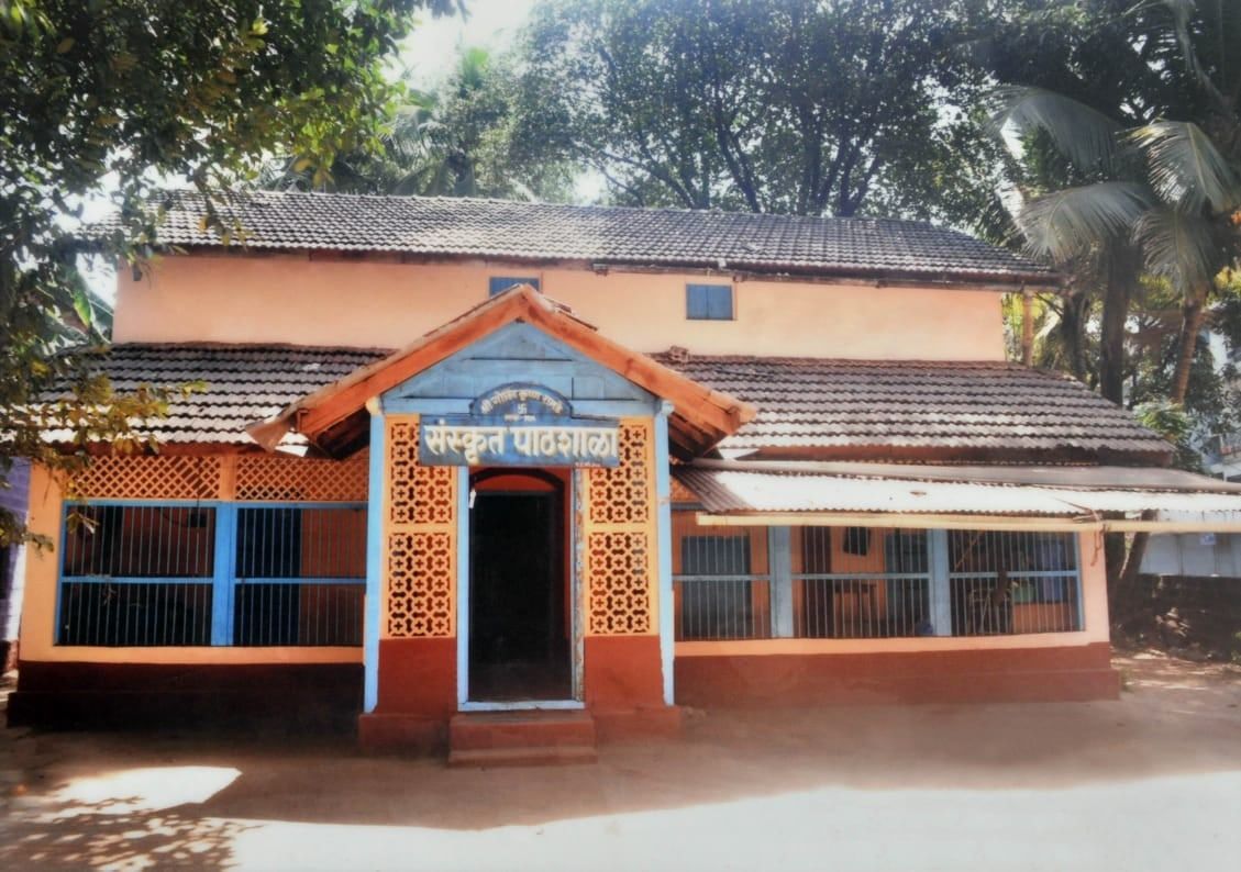 The Ratnagiri pathshala: a two-storeyed house with a tiled roof and a pillared porch, its lintel painted with संस्कृत पाठशाला.